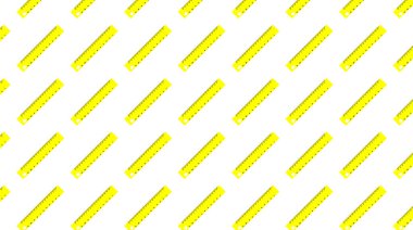 Beyaz arka planda köşegenli parlak sarı cetveller içeren kusursuz bir desen. Okul, eğitim, mühendislik, ölçüm araçları ve kırtasiye temaları için mükemmel. Dijital baskılar, tekstil, duvar kağıtları ve ürünler için ideal.