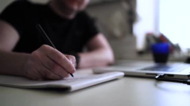 Evden Bilgisayarda Çalışan Adam - Uzaktan Çalışma Konsepti