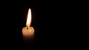 Mum alevi, Karanlık Arkaplan 'a karşı. Karanlıkta mum ışığı