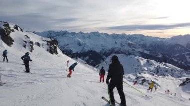 Snowboardcu Alpine Yamacında oyma yapıyor. Alplerde Kış Snowboard Macerası