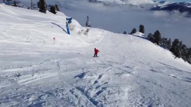 Snowboardcu Alpine Yamacında oyma yapıyor. Alplerde Kış Snowboard Macerası