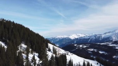 Snowboardcu Alpine Yamacında oyma yapıyor. Alplerde Kış Snowboard Macerası