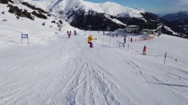 Snowboardcu Alpine Yamacında oyma yapıyor. Alplerde Kış Snowboard Macerası