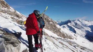 Snowboardcu Alpine Yamacında oyma yapıyor. Alplerde Kış Snowboard Macerası