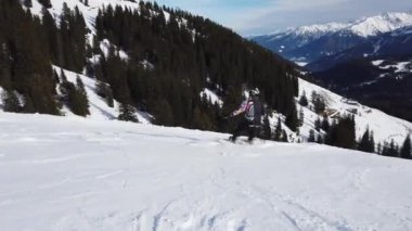 Snowboardcu Alpine Yamacında oyma yapıyor. Alplerde Kış Snowboard Macerası