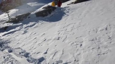 Snowboardcu Alpine Yamacında oyma yapıyor. Alplerde Kış Snowboard Macerası
