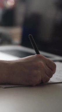 Düşüncelerini deftere kaydeden adam.