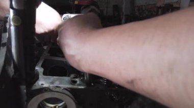 Dizel motor tamiri ve yeniden inşa. Çekici motorun tamiri