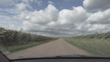 Yolda arabanın içinde POV sürüyordu.