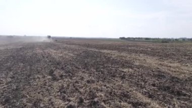 Büyük Traktör Tarlada Ekiciyle Çalışıyor