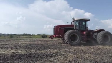 Büyük Traktör Tarlada Ekiciyle Çalışıyor