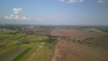 Büyük Traktör Tarlada Ekiciyle Çalışıyor