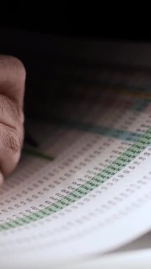 Düşüncelerini deftere kaydeden bir adam. Çünkü depresyonda, sorunları var ve psikoloğu olmadan bunu öğrenip kendine yardım etmek istiyor.