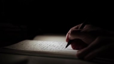 Düşüncelerini deftere kaydeden bir adam. Çünkü depresyonda, sorunları var ve psikoloğu olmadan bunu öğrenip kendine yardım etmek istiyor.