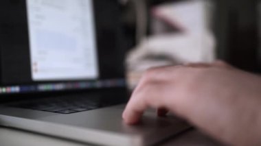 Düşüncelerini deftere kaydeden bir adam. Çünkü depresyonda, sorunları var ve psikoloğu olmadan bunu öğrenip kendine yardım etmek istiyor.