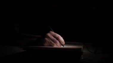Düşüncelerini deftere kaydeden bir adam. Çünkü depresyonda, sorunları var ve psikoloğu olmadan bunu öğrenip kendine yardım etmek istiyor.
