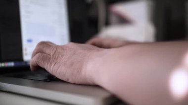 Düşüncelerini deftere kaydeden bir adam. Çünkü depresyonda, sorunları var ve psikoloğu olmadan bunu öğrenip kendine yardım etmek istiyor.