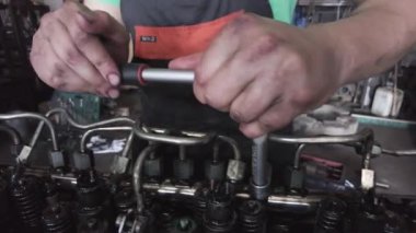 Dizel motor tamiri ve yeniden inşa. Çekici motorun tamiri