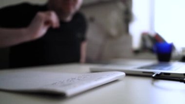 Düşüncelerini deftere kaydeden bir adam. Çünkü depresyonda, sorunları var ve psikoloğu olmadan bunu öğrenip kendine yardım etmek istiyor.