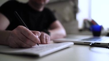 Düşüncelerini deftere kaydeden bir adam. Çünkü depresyonda, sorunları var ve psikoloğu olmadan bunu öğrenip kendine yardım etmek istiyor.