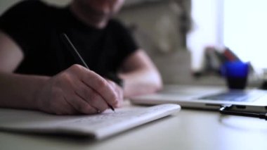 Düşüncelerini deftere kaydeden bir adam. Çünkü depresyonda, sorunları var ve psikoloğu olmadan bunu öğrenip kendine yardım etmek istiyor.