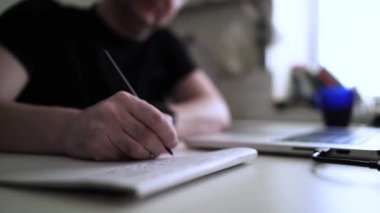 Düşüncelerini deftere kaydeden bir adam. Çünkü depresyonda, sorunları var ve psikoloğu olmadan bunu öğrenip kendine yardım etmek istiyor.