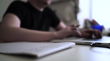 Düşüncelerini deftere kaydeden bir adam. Çünkü depresyonda, sorunları var ve psikoloğu olmadan bunu öğrenip kendine yardım etmek istiyor.