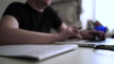 Düşüncelerini deftere kaydeden bir adam. Çünkü depresyonda, sorunları var ve psikoloğu olmadan bunu öğrenip kendine yardım etmek istiyor.