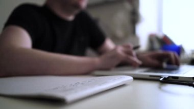 Düşüncelerini deftere kaydeden bir adam. Çünkü depresyonda, sorunları var ve psikoloğu olmadan bunu öğrenip kendine yardım etmek istiyor.