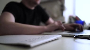 Düşüncelerini deftere kaydeden bir adam. Çünkü depresyonda, sorunları var ve psikoloğu olmadan bunu öğrenip kendine yardım etmek istiyor.