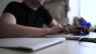 Düşüncelerini deftere kaydeden bir adam. Çünkü depresyonda, sorunları var ve psikoloğu olmadan bunu öğrenip kendine yardım etmek istiyor.
