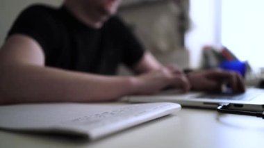 Düşüncelerini deftere kaydeden bir adam. Çünkü depresyonda, sorunları var ve psikoloğu olmadan bunu öğrenip kendine yardım etmek istiyor.