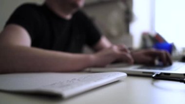 Düşüncelerini deftere kaydeden bir adam. Çünkü depresyonda, sorunları var ve psikoloğu olmadan bunu öğrenip kendine yardım etmek istiyor.