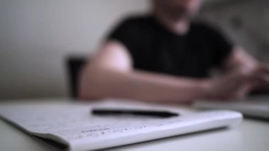 Düşüncelerini deftere kaydeden bir adam. Çünkü depresyonda, sorunları var ve psikoloğu olmadan bunu öğrenip kendine yardım etmek istiyor.