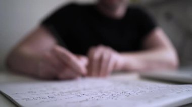 Düşüncelerini deftere kaydeden bir adam. Çünkü depresyonda, sorunları var ve psikoloğu olmadan bunu öğrenip kendine yardım etmek istiyor.