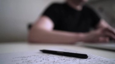 Düşüncelerini deftere kaydeden bir adam. Çünkü depresyonda, sorunları var ve psikoloğu olmadan bunu öğrenip kendine yardım etmek istiyor.