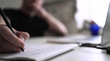 Düşüncelerini deftere kaydeden bir adam. Çünkü depresyonda, sorunları var ve psikoloğu olmadan bunu öğrenip kendine yardım etmek istiyor.