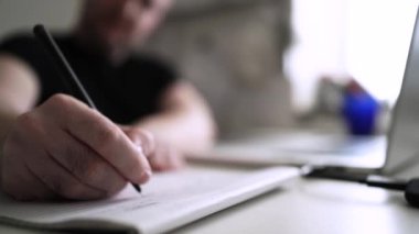 Düşüncelerini deftere kaydeden bir adam. Çünkü depresyonda, sorunları var ve psikoloğu olmadan bunu öğrenip kendine yardım etmek istiyor.
