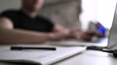 Düşüncelerini deftere kaydeden bir adam. Çünkü depresyonda, sorunları var ve psikoloğu olmadan bunu öğrenip kendine yardım etmek istiyor.