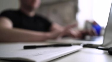 Düşüncelerini deftere kaydeden bir adam. Çünkü depresyonda, sorunları var ve psikoloğu olmadan bunu öğrenip kendine yardım etmek istiyor.