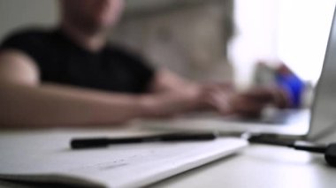 Düşüncelerini deftere kaydeden bir adam. Çünkü depresyonda, sorunları var ve psikoloğu olmadan bunu öğrenip kendine yardım etmek istiyor.