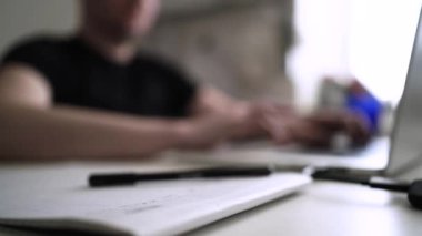 Düşüncelerini deftere kaydeden bir adam. Çünkü depresyonda, sorunları var ve psikoloğu olmadan bunu öğrenip kendine yardım etmek istiyor.