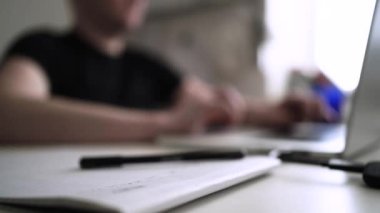 Düşüncelerini deftere kaydeden bir adam. Çünkü depresyonda, sorunları var ve psikoloğu olmadan bunu öğrenip kendine yardım etmek istiyor.