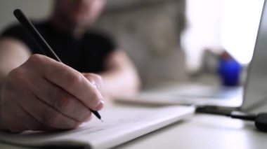 Düşüncelerini deftere kaydeden bir adam. Çünkü depresyonda, sorunları var ve psikoloğu olmadan bunu öğrenip kendine yardım etmek istiyor.