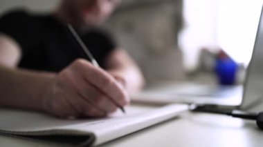 Düşüncelerini deftere kaydeden bir adam. Çünkü depresyonda, sorunları var ve psikoloğu olmadan bunu öğrenip kendine yardım etmek istiyor.