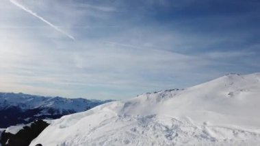 Snowboardcular Alplerin tozlu yamaçlarının tadını çıkarıyorlar.