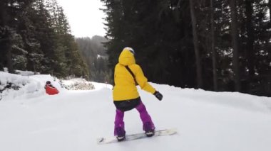 Snowboardcular Alplerin tozlu yamaçlarının tadını çıkarıyorlar.