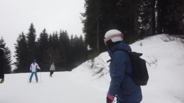 Snowboardcular Alplerin tozlu yamaçlarının tadını çıkarıyorlar.
