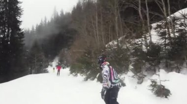Snowboardcular Alplerin tozlu yamaçlarının tadını çıkarıyorlar.