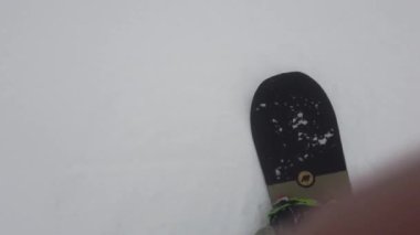 Snowboardcular Alplerin tozlu yamaçlarının tadını çıkarıyorlar.
